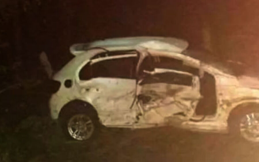 Vaca é arremessada em acidente e padre fica ferido a caminho de missa