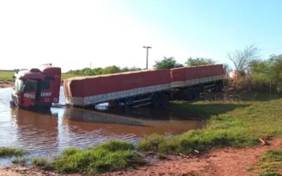 Acidente entre picape e carreta bitrem deixa um morto na BR-376