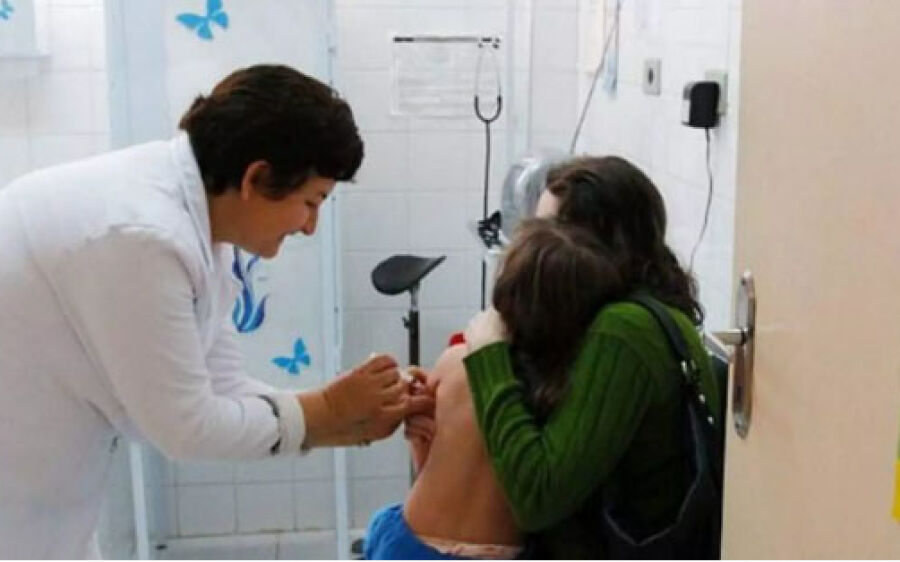 Aprovada pela Anvisa, vacina Covid para crianças acima de 6 meses depende de aval do Ministério