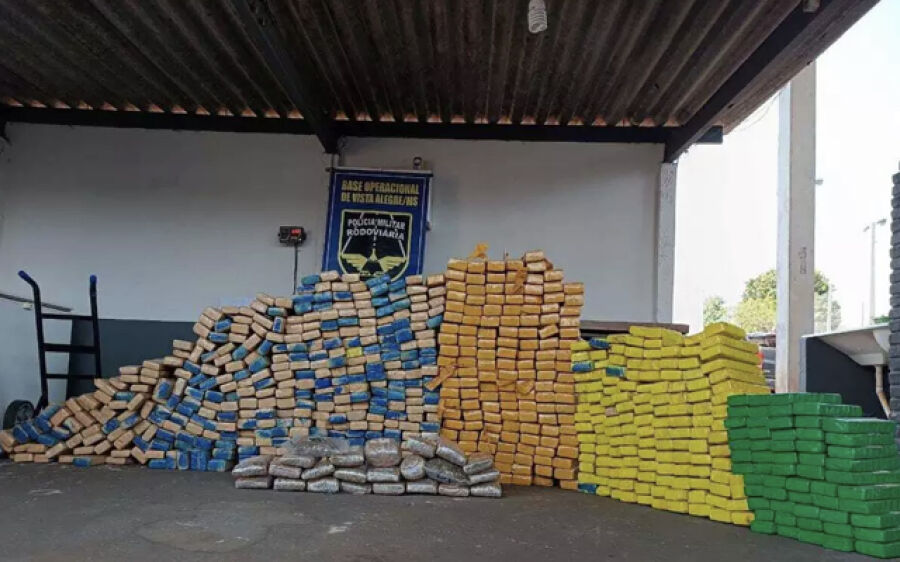 PM apreende celtinha abandonado em rodovia com R$ 1,4 milhão em maconha