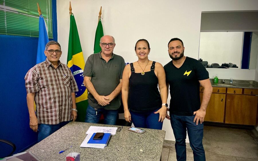 Prefeito Réus Fornari recebe  escritora Mara Calvis.