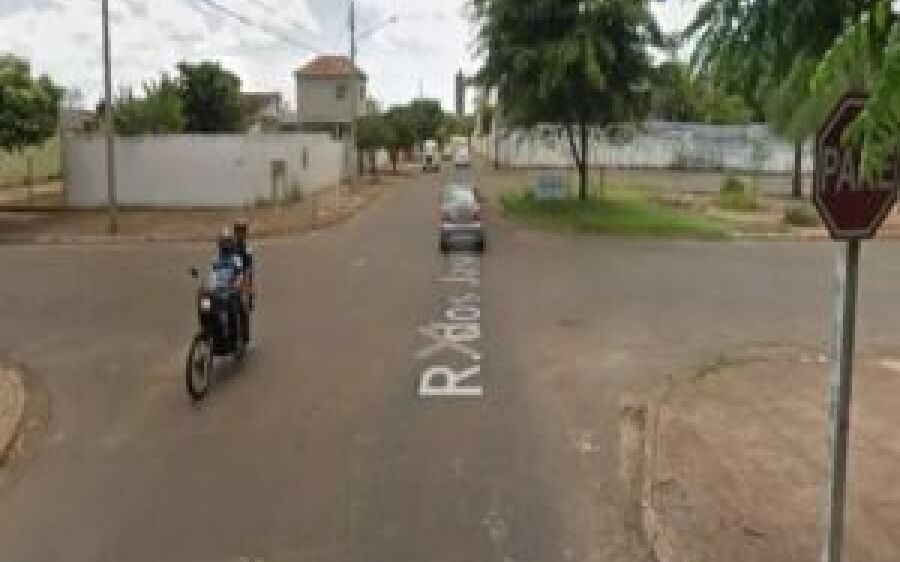 Motorista bate em cruzamento, foge do local mas é identificado por placa que caiu