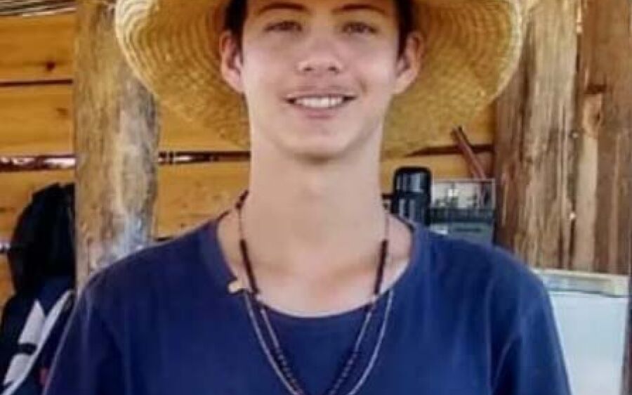 Peão de 18 anos morre após montaria em touro no rodeio