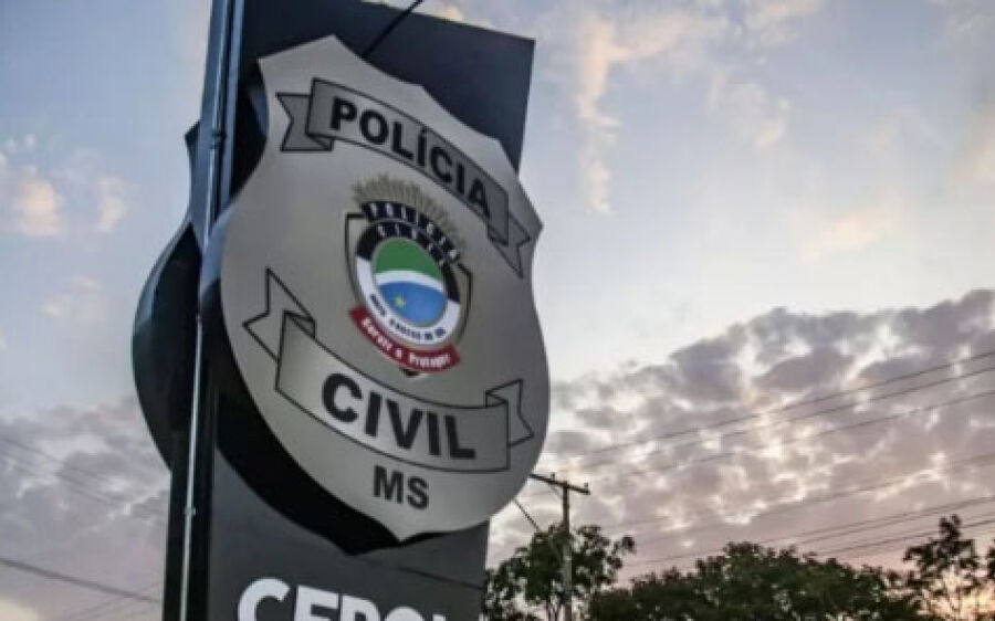 Criança de 3 anos é encontrada em calçada com fome, frio e descalça ao lado da mãe embriagada
