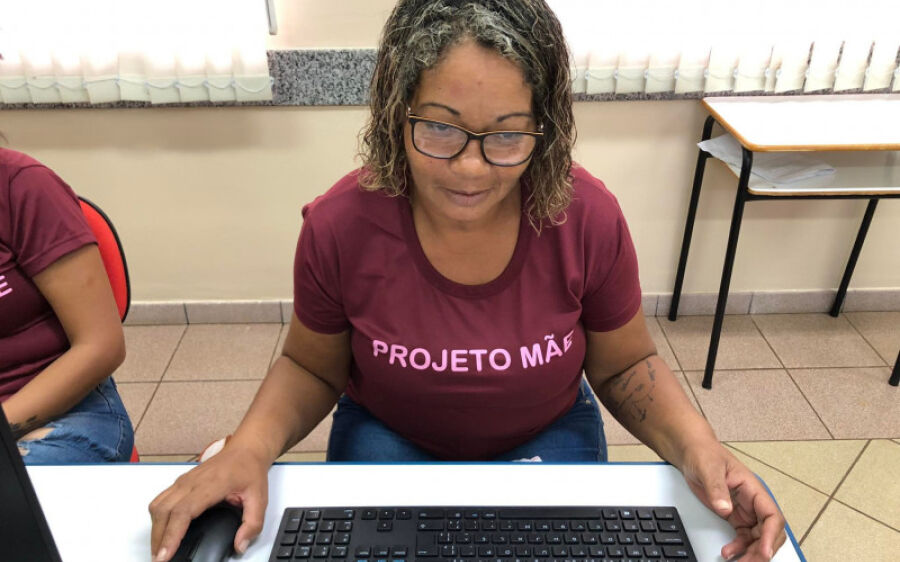 Eu não sabia ligar um computado, diz mulher capacitada pelo Projeto Mãe 