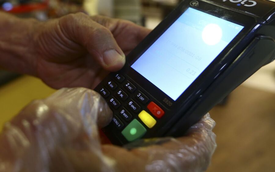 BC estabelece limite de  cobrança de taxas nas  máquinas de cartão