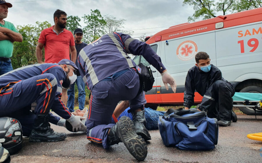 Colisão entre motocicletas deixa uma pessoa com ferimentos na MS-223 em Coxim 