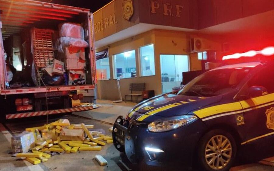 PRF apreende duas toneladas de maconha em caminhão de mudança na BR-262, em Três Lagoas