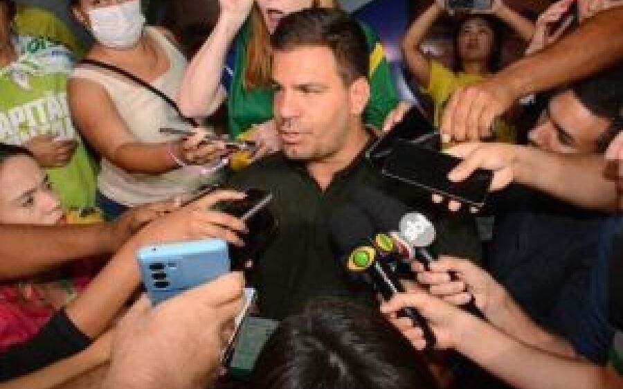 Surpresa do primeiro turno para o Governo, Contar exalta a esposa como responsável pela vitória