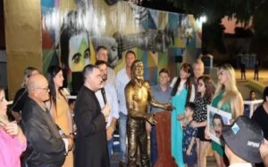 Coxim ganha estátua de Zacarias Mourão ao som de Almir Sater e Sérgio Reis