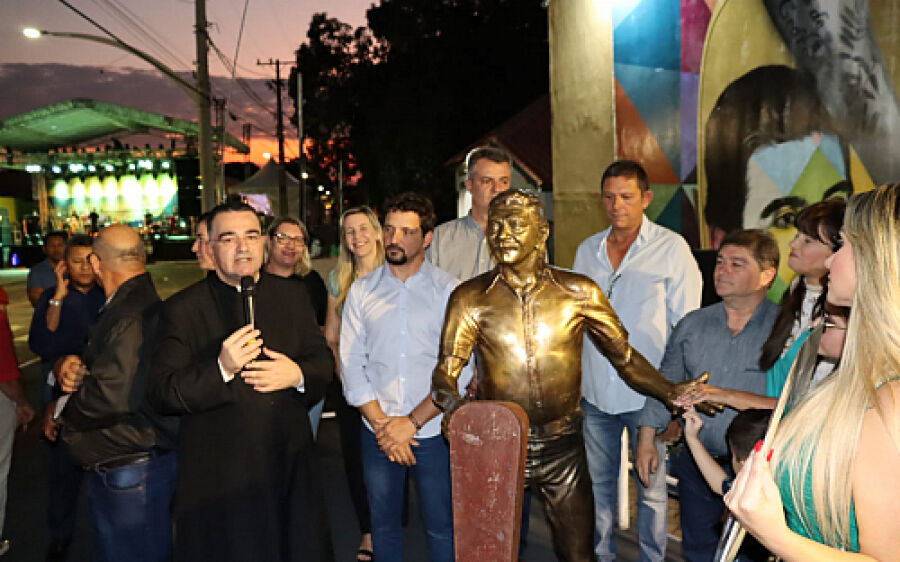 Estátua de Zacarias Mourão perpetua sua história à sombra do Pé de Cedro, engrandece a cultura coxim