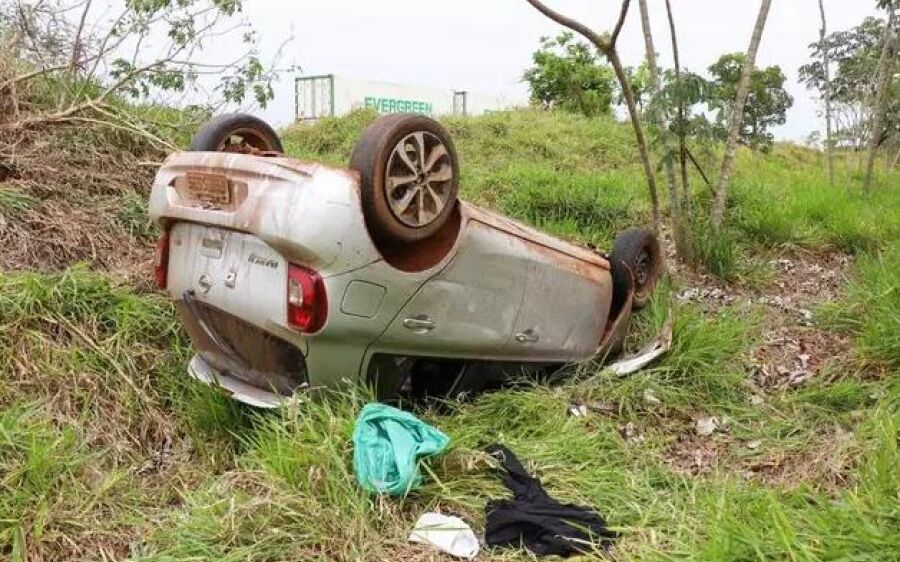 Após se envolver em acidente com moto, condutor foge e capota carro às margens da BR-262