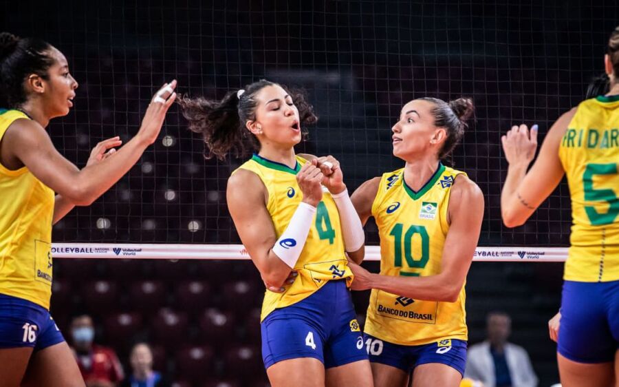 Brasil bate Porto Rico em dia inspirado de Carol no Mundial de Vôlei