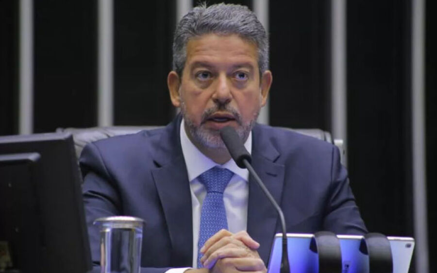 Lira promete votar projeto que mira  institutos de pesquisa na próxima semana