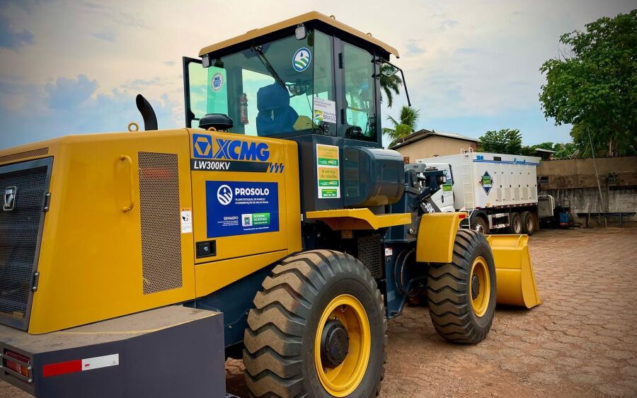 Prefeito Réus Fornari entrega mais uma máquina zero km para a Secretaria de obras de Rio Verde