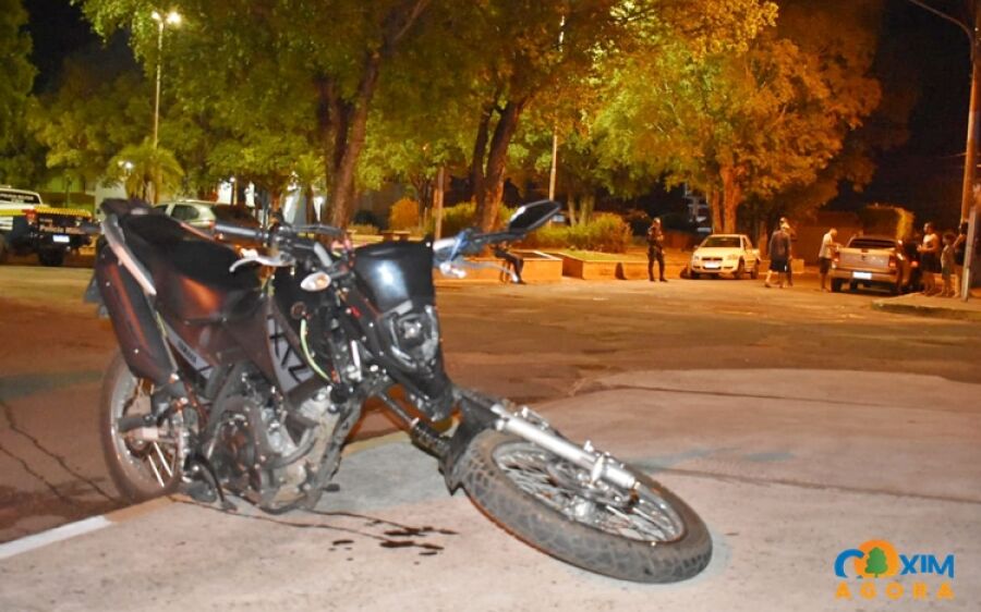 Motociclista sofre ferimentos leves em colisão com picape no centro de Coxim
