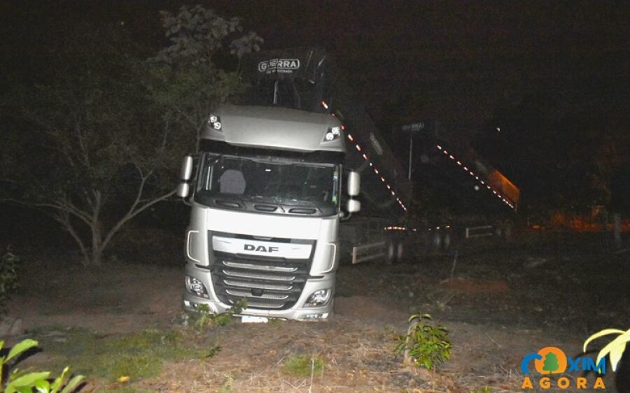Carreta quase cai no rio Taquari em Coxim após motorista pegar caminho errado