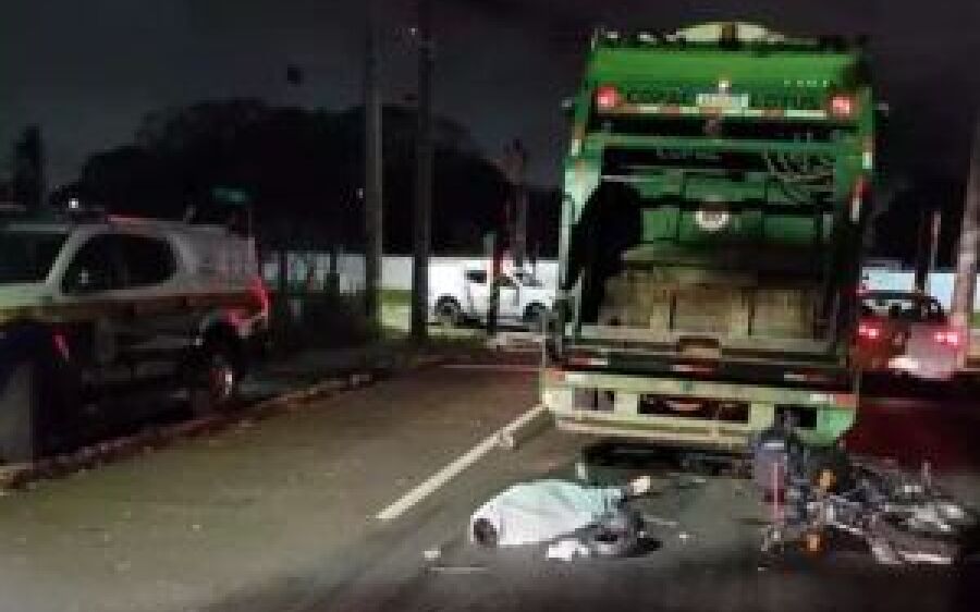Motociclista sem CNH morre ao colidir em traseira de caminhão de lixo