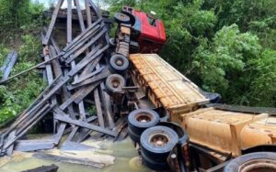 Ponte de madeira desaba e engole carreta com sobrecarga em MS
