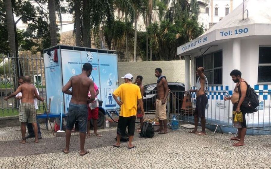 Empresário cria ônibus adaptado com chuveiros para pessoas em situação de rua