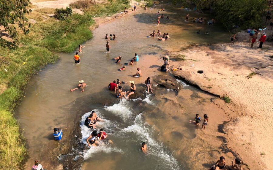  Brincar em rios, lagos ou no mar na infância pode melhorar saúde mental, diz estudo 