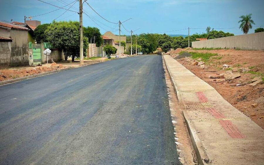 Prefeitura Municipal de Rio Verde  segue asfaltando ruas da cidade