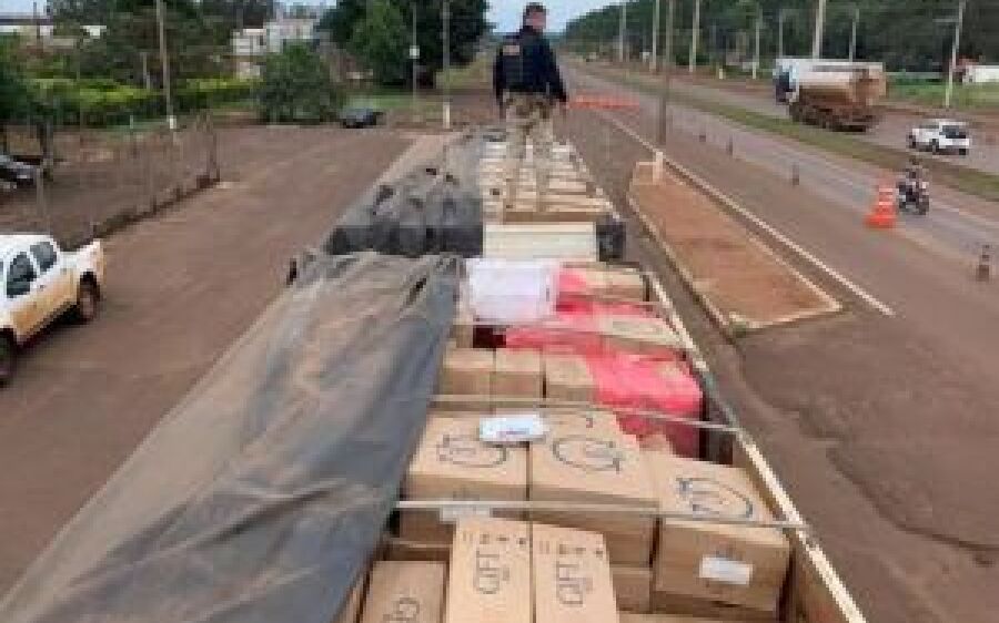 Carreta com 17,5 mil pacotes de cigarros e agrotóxicos é apreendida na BR-163