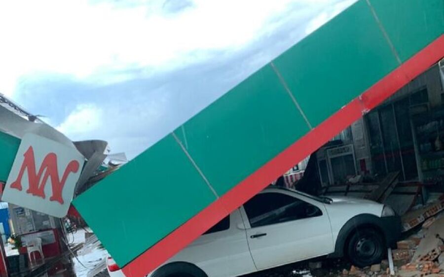 Estrago foi grande no interior e cobertura desaba sobre carro