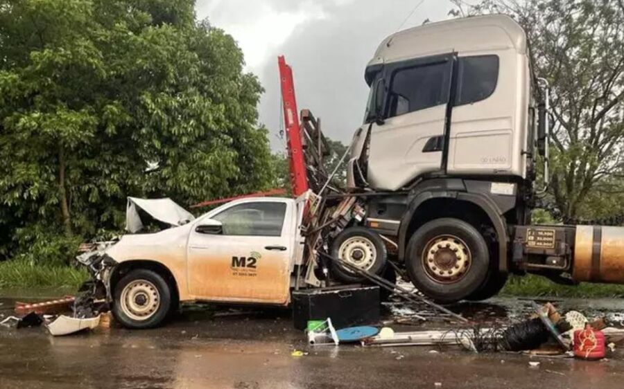 Carreta destrói traseira de camionete na MS-178, em Bonito