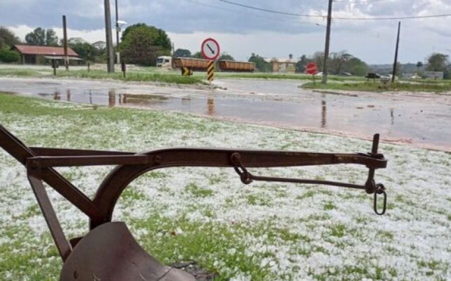 Tempestade chega com granizo em região sul de MS