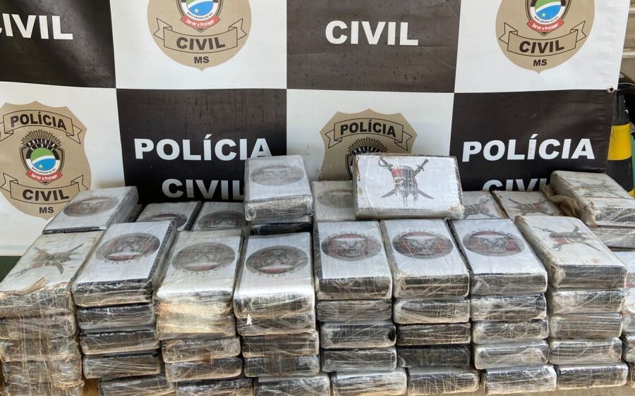 Homem é preso em flagrante por tráfico após polícia encontrar 94,8 kg de cocaína enterrados 