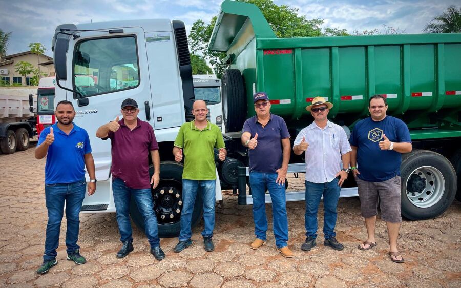 Prefeito Réus Fornari entrega 1 caminhão truck basculante para a Secretaria de Obras de Rio Verde. 