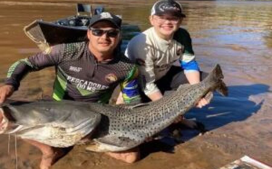 Ao lado de amigos, Cássio realiza sonho e pesca pintado com mais de 50kg