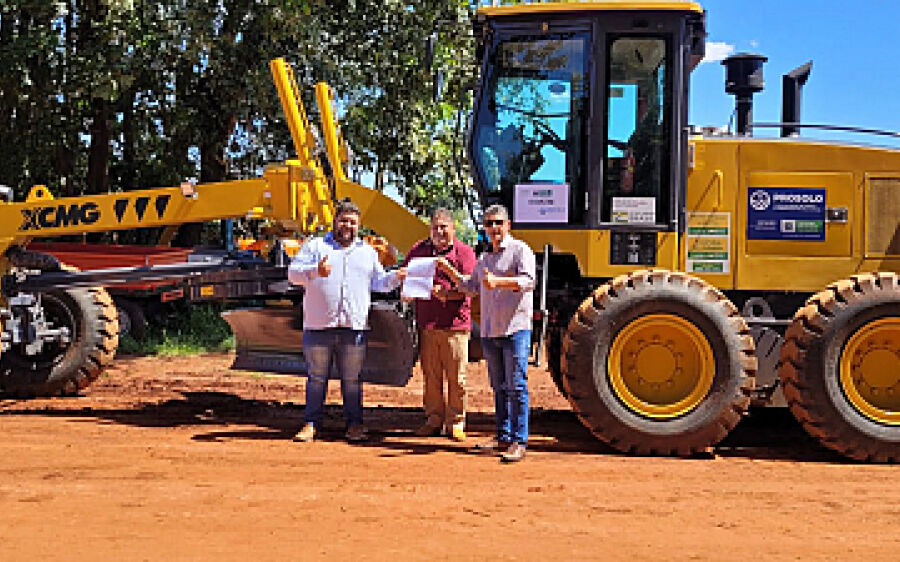  Nova máquina motoniveladora vai auxiliar na melhoria de ruas e estradas de Coxim 