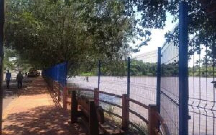Lago do Amor recebe grades para proteger animais e evitar acúmulo de lixo
