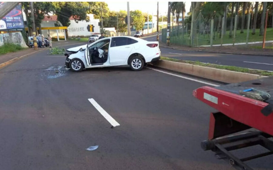 Com garrafas de cerveja no carro, motorista destrói poste na Capital