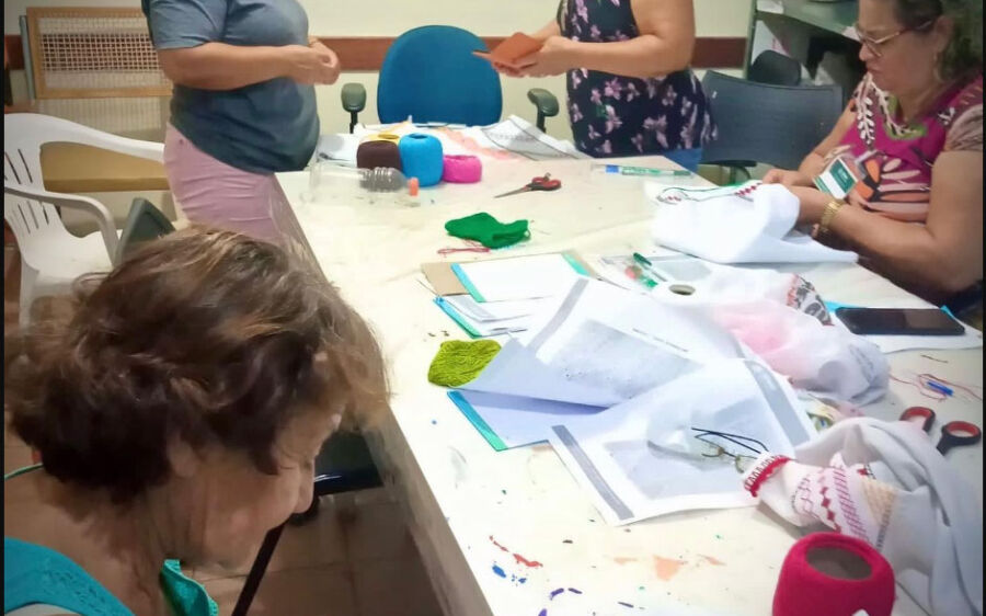 Prefeitura por meio do CAPS e do Sindicato Rural, promove curso de artesenato 