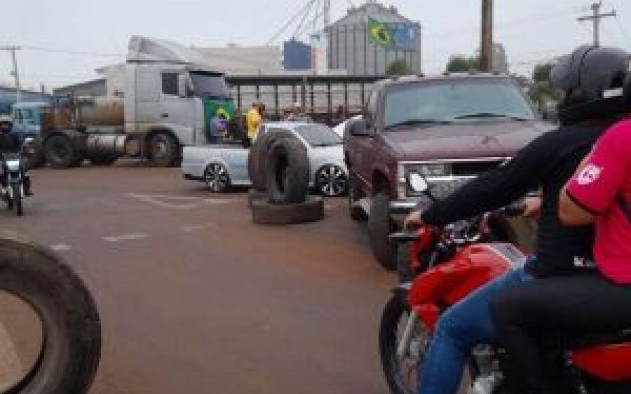 Motorista enfrenta bloqueio de caminhoneiros, é atacado, atira para cima e acaba preso