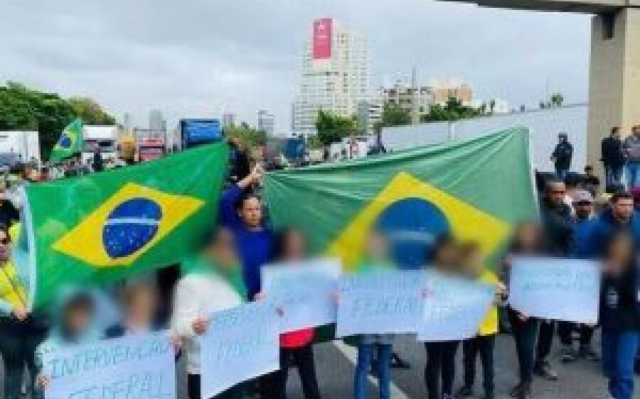 Crianças são colocadas à frente de bloqueio bolsonarista 