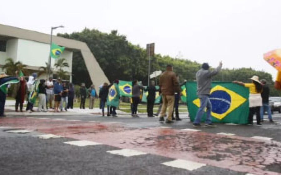 Manifestantes devem liberar avenida e multa é de R$ 100 mil por hora
