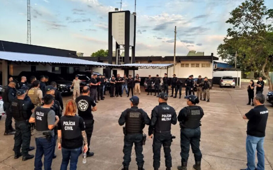 Operação de combate ao tráfico de drogas mobiliza cerca de 100 policiais e três cães farejadores