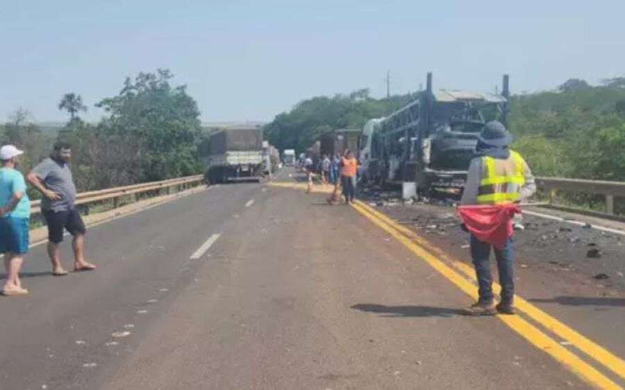 Acidente entre carretas interdita trecho da BR-163 e deixa feridos, entre Rio Verde e São Gabriel