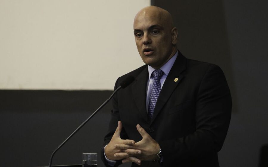 Presidente do TSE defende eleições e cobra leis contra milícia digital