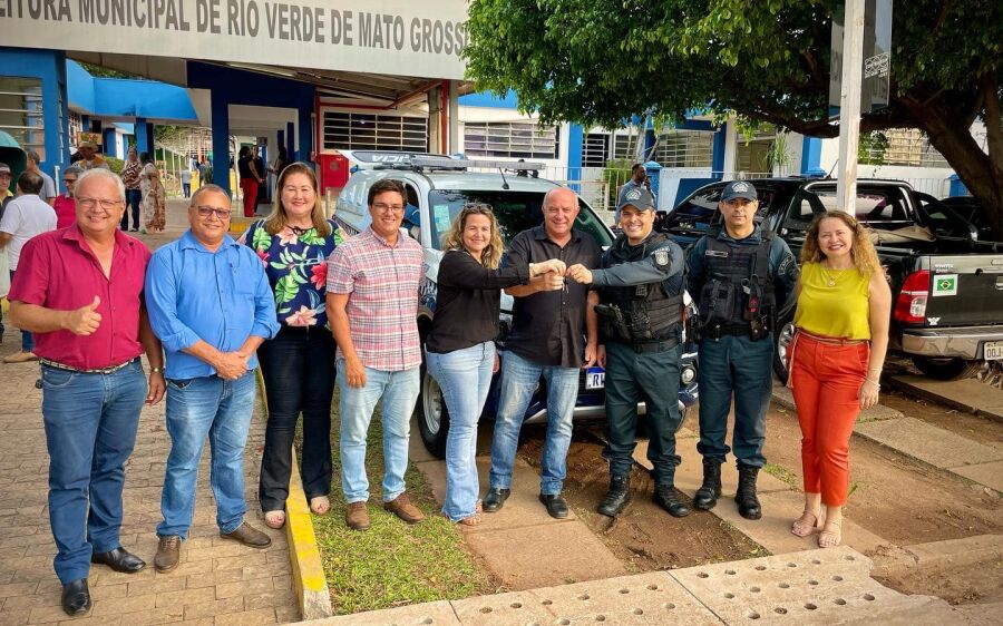 Prefeito Réus ao lado de Vereadores entrega nova viatura a Polícia Militar de Rio Verde