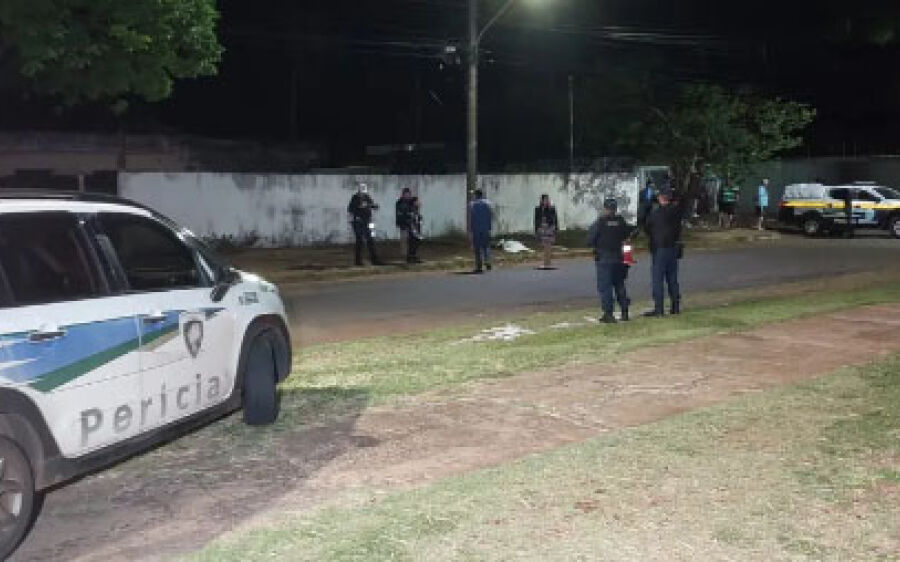 Mulher morre e homem fica gravemente ferido em colisão de motocicleta contra poste em MS