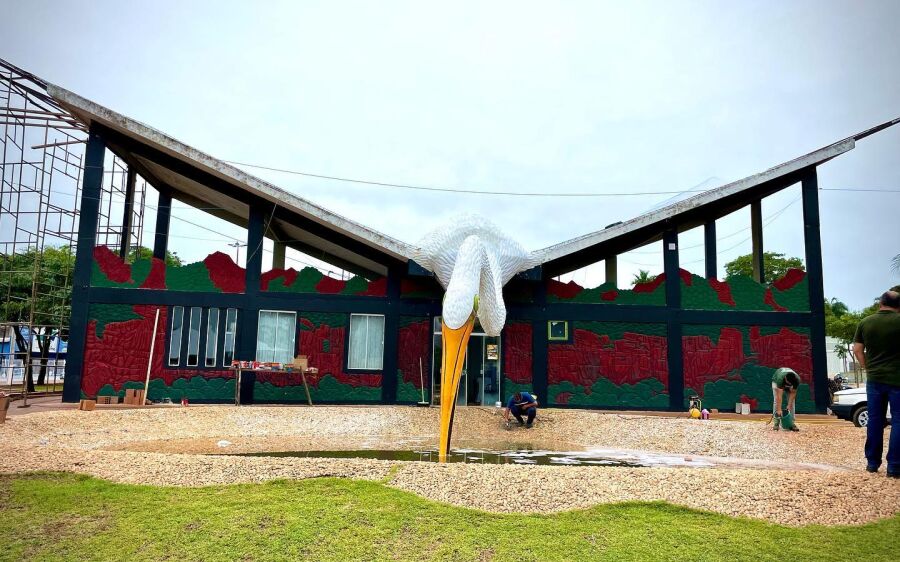 Secretário de Obras visita obra de  restauração da Escultura Garça Branca
