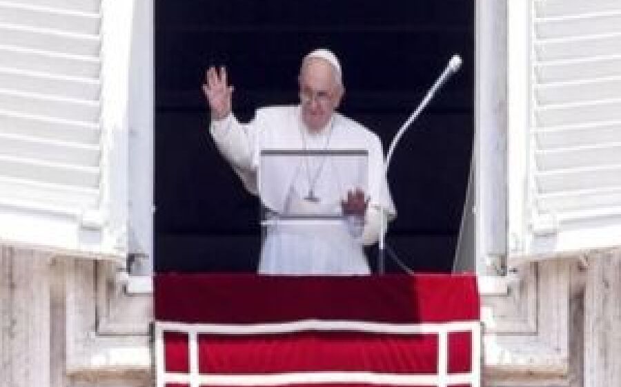 Papa Francisco demite funcionários por acusação de bullying