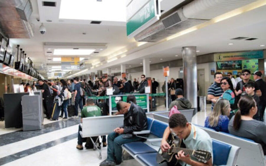 Anvisa aprova volta do uso de máscaras em aviões e aeroportos a partir de hoje