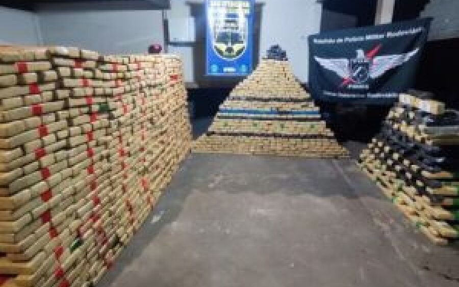 Perseguição termina com quase 1,3t de maconha apreendida em dois veículos
