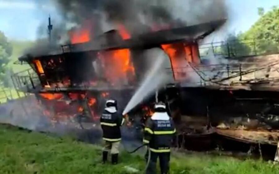 Embarcação em manutenção pega fogo e fica destruída
